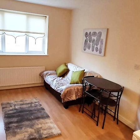 نوزلي Pinfold Court Apartments المظهر الخارجي الصورة