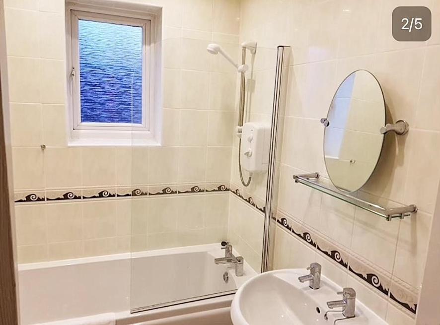 نوزلي Pinfold Court Apartments المظهر الخارجي الصورة