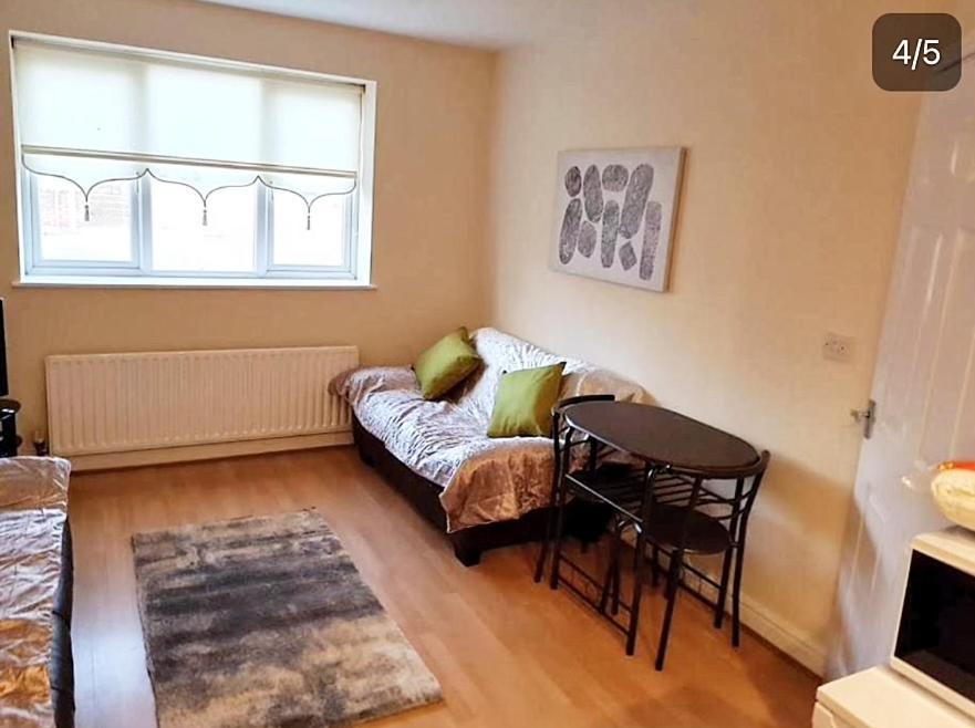 نوزلي Pinfold Court Apartments المظهر الخارجي الصورة